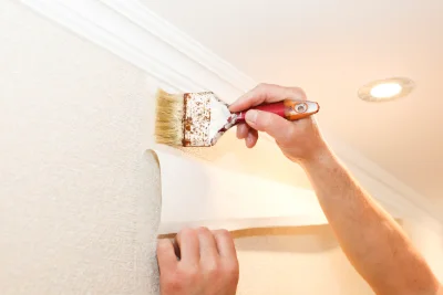 Pose de papier peint à Maringues — revêtements muraux et toiles de verre
